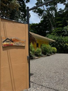 ¿ Qué estás esperando para visitar el Caribe? 

Para información o reservas al whatsapp: 📲 8609 2424.
Estamos ubicados en Playa Negra, Puerto Viejo 🏝️

¡Te esperamos en Kiamimi !🌴🌊

#caribe #caribesurcostarica #puertoviejo#habitaciones