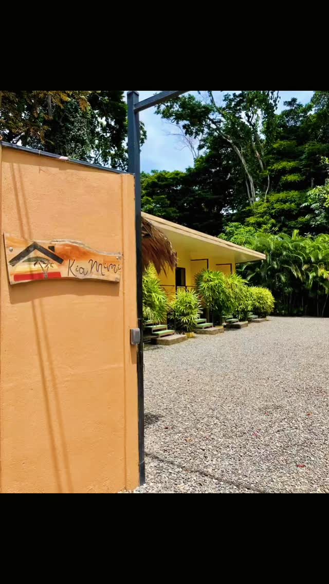 ¡Nosotros somos KiaMimi! 

•
•

Para información o reservas al whatsapp: 📲 8609 2424 (https://wa.link/5uj1n0).

Estamos ubicados en Playa Negra, Puerto Viejo 🏝️

#caribe #costarica #puertoviejo #puravida #airbnb #playa #caribesur #airbnbsuperhost #playanegra #habitaciones
