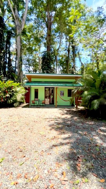 ¡Nuestra casita en Cocles! 🌴 🥥 🔸Máximo dos personas 🔸Cocina completamente equipada 🔸Parqueo cerrado 🔸Cámaras de seguridad 🔸Aire acondicionado 🔸 Wifi🔸 Smart TV Para información o reservas al whatsapp: 📲 8609 2424 (https://wa.link/5uj1n0).Estamos ubicados en Playa Cocles, Puerto Viejo 🏝️#caribe #costarica #puertoviejo #puravida #airbnb #playa #caribesur #airbnbsuperhost #casita